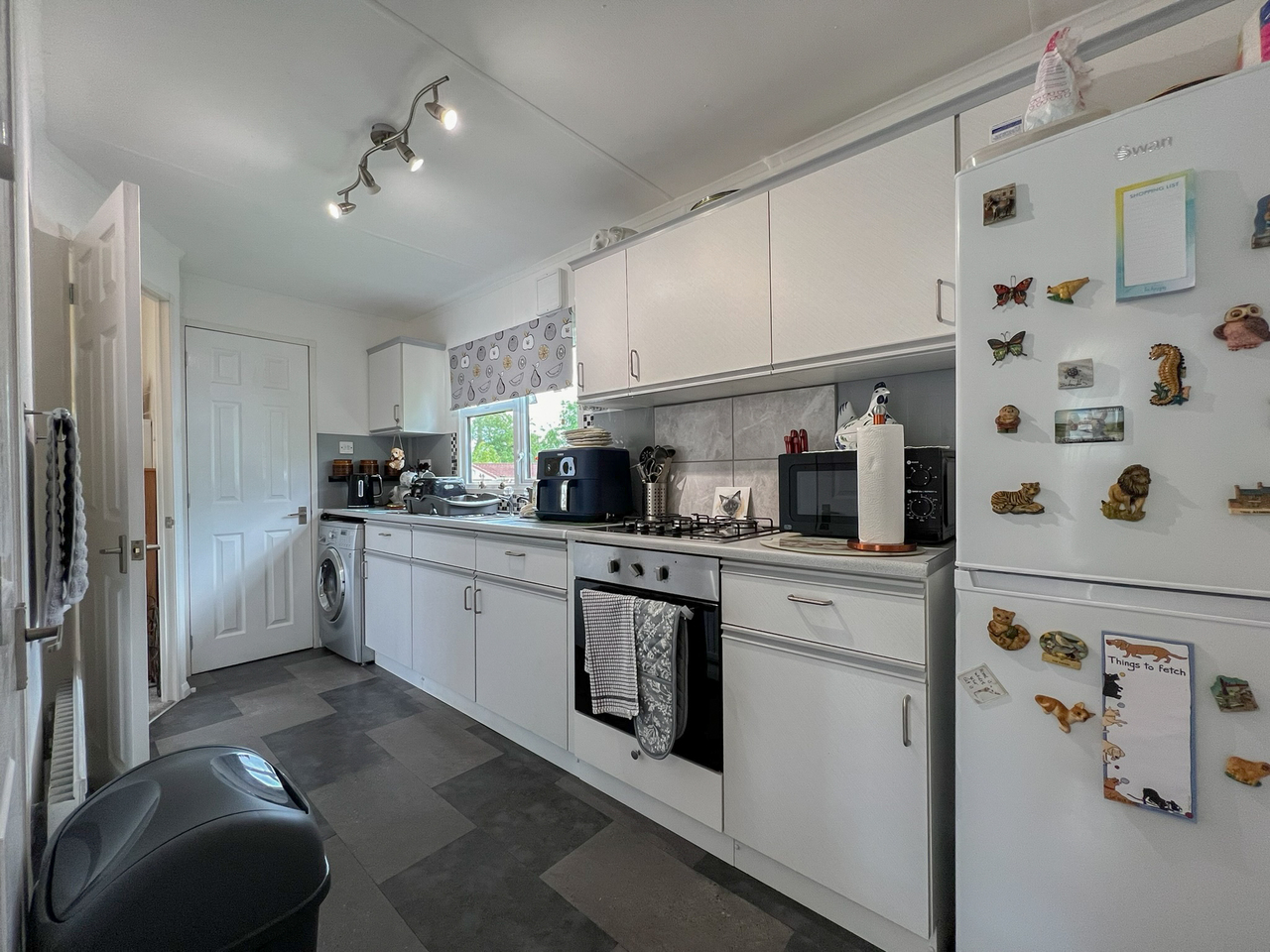 32 Glenmore Park - kitchen (2)