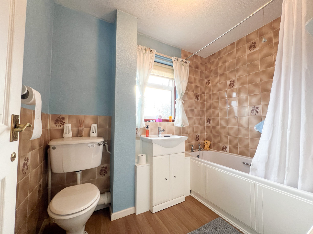 81 Waterfield Road - bathroom