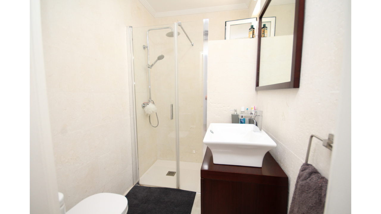13. En-suite