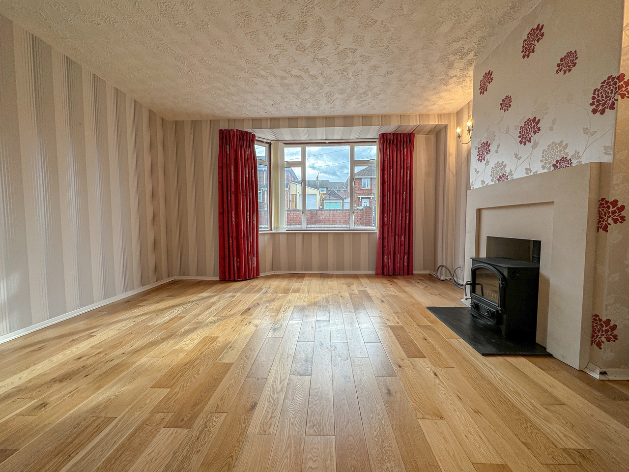 7 Marshall Close - Living room