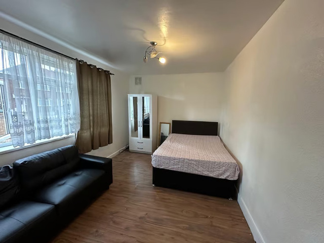 Drayton Gardens, West Drayton, Greater London image 1