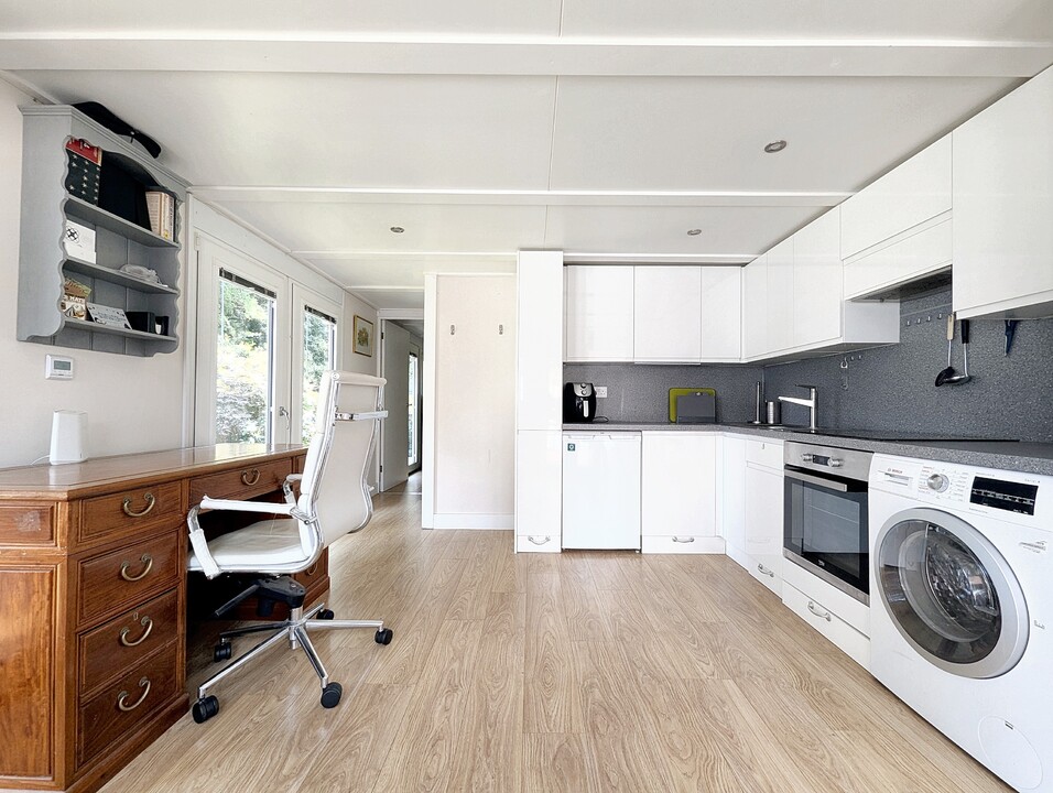 1 Hallsland Way, Oxted, Surrey, RH8 9AL