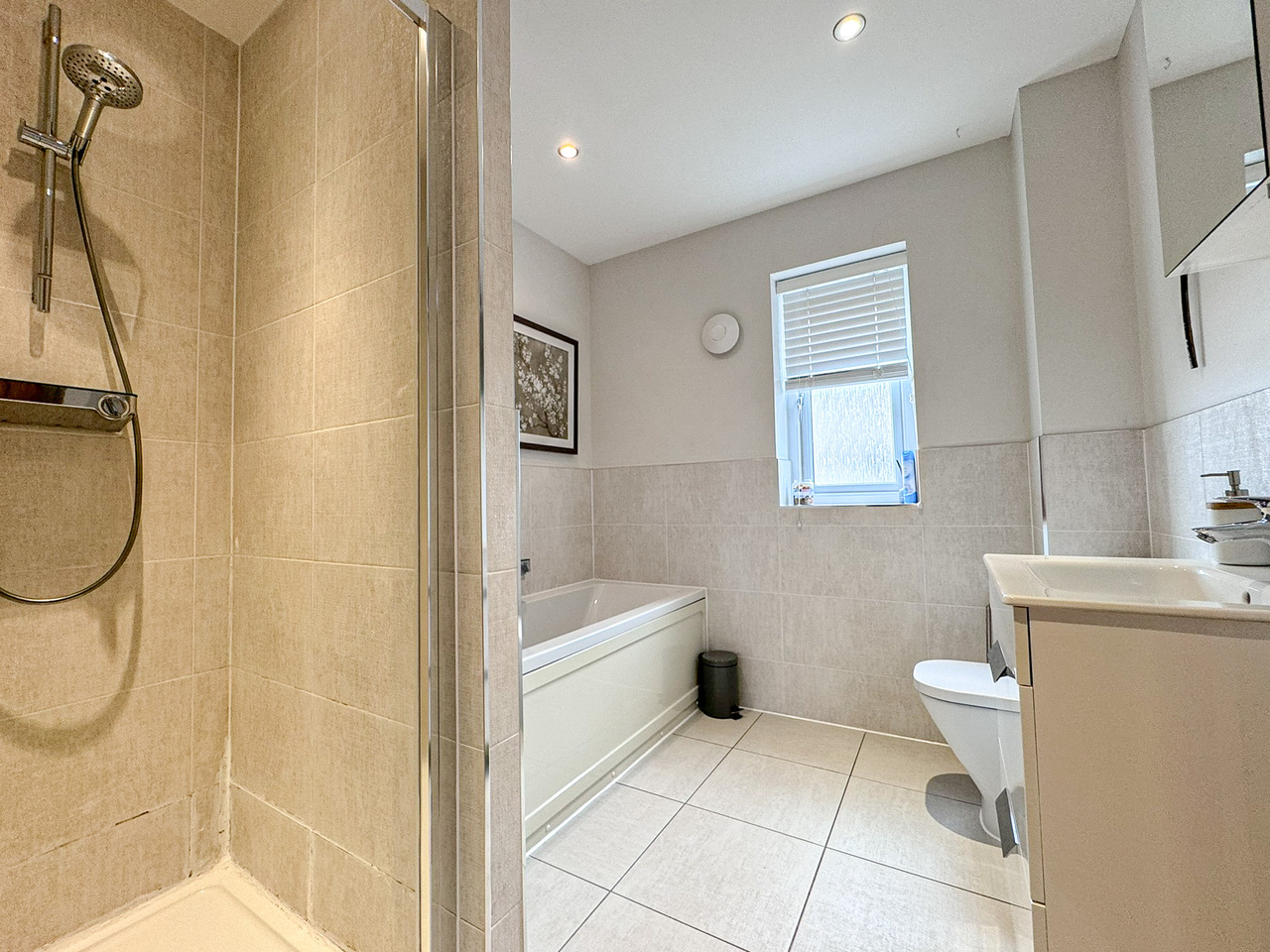 1 Avocet Rd - Bathroom