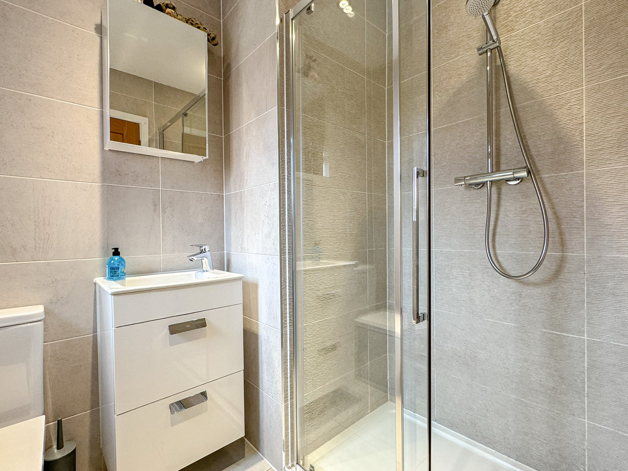 1 Avocet Rd - Ensuite