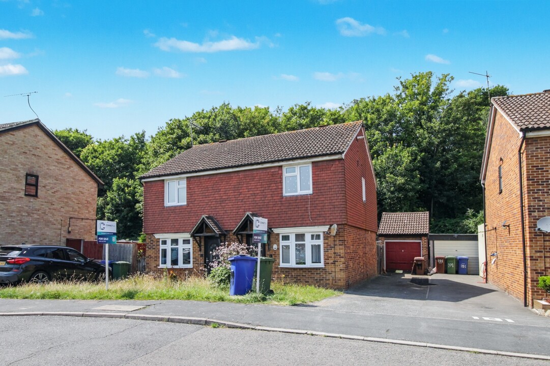 99 Curling Lane, Badgers Dene, Grays, Essex, RM17 5JJ